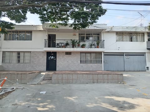 Casa de dos niveles,garaje doble cubierto,amplia zona de parqueo exterior,balcon