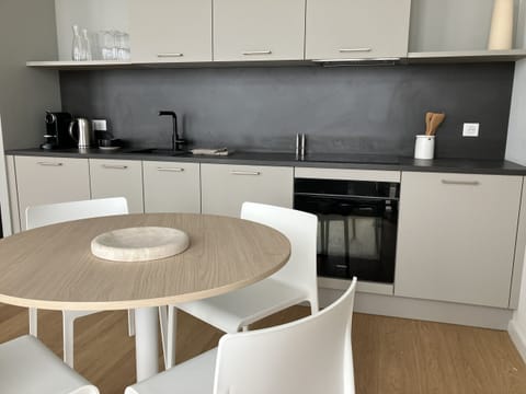 Welcome to Trébeurden! This seaside apartment offers stunning ocean views, direct Tresmeur beach access, a heated indoor pool, and a ping-pong table for added fun. The kitchen is fully fitted and equipped, perfect for preparing delicious meals with family or friends. Relax year-round and enjoy breathtaking sunsets, water activities, and the natural beauty of Brittany. Just minutes from shops, restaurants, and hiking trails, this apartment is the ideal getaway for sea and nature lovers.