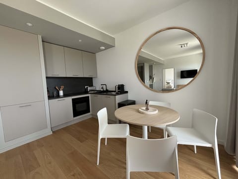 Welcome to Trébeurden! This seaside apartment offers stunning ocean views, direct Tresmeur beach access, a heated indoor pool, and a ping-pong table for added fun. The kitchen is fully fitted and equipped, perfect for preparing delicious meals with family or friends. Relax year-round and enjoy breathtaking sunsets, water activities, and the natural beauty of Brittany. Just minutes from shops, restaurants, and hiking trails, this apartment is the ideal getaway for sea and nature lovers.