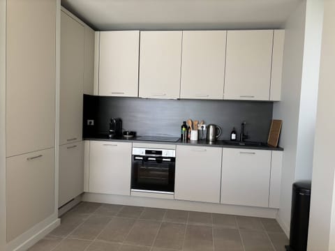 Welcome to Trébeurden! This seaside apartment offers stunning ocean views, direct Tresmeur beach access, a heated indoor pool, and a ping-pong table for added fun. The kitchen is fully fitted and equipped, perfect for preparing delicious meals with family or friends. Relax year-round and enjoy breathtaking sunsets, water activities, and the natural beauty of Brittany. Just minutes from shops, restaurants, and hiking trails, this apartment is the ideal getaway for sea and nature lovers.