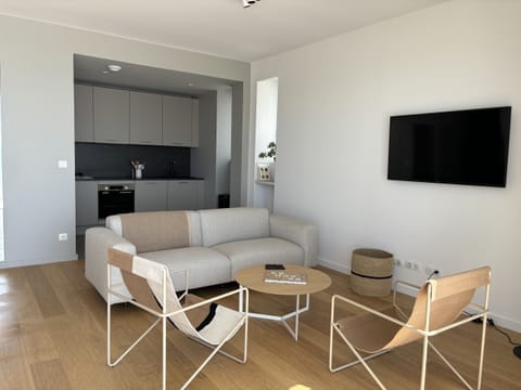 Welcome to Trébeurden! This seaside apartment offers stunning ocean views, direct Tresmeur beach access, a heated indoor pool, and a ping-pong table for added fun. The kitchen is fully fitted and equipped, perfect for preparing delicious meals with family or friends. Relax year-round and enjoy breathtaking sunsets, water activities, and the natural beauty of Brittany. Just minutes from shops, restaurants, and hiking trails, this apartment is the ideal getaway for sea and nature lovers.