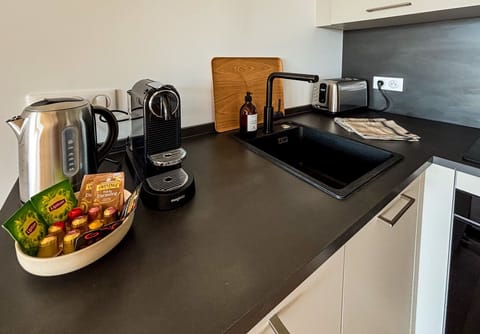 Welcome to Trébeurden! This seaside apartment offers stunning ocean views, direct Tresmeur beach access, a heated indoor pool, and a ping-pong table for added fun. The kitchen is fully fitted and equipped, perfect for preparing delicious meals with family or friends. Relax year-round and enjoy breathtaking sunsets, water activities, and the natural beauty of Brittany. Just minutes from shops, restaurants, and hiking trails, this apartment is the ideal getaway for sea and nature lovers.