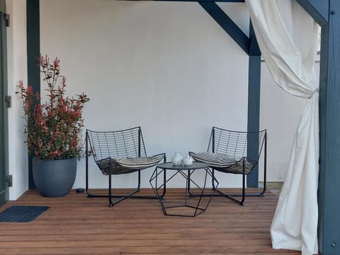 Private porch entry to the Apple Studio