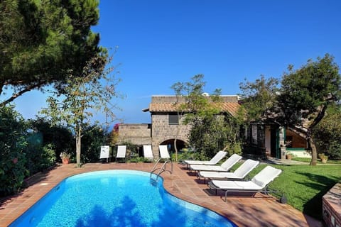 Pool and solarium with sunbeds, Fondo Turiello