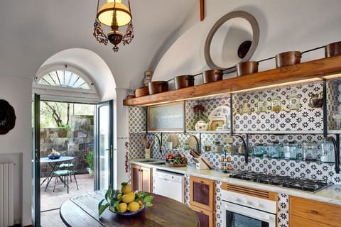 Kitchen, Fondo Turiello