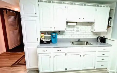 Fully stocked kitchen with Kerig and pods