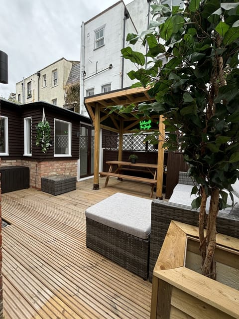 Spacious Garden space with outdoor heater