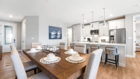 Dining area & kitchen