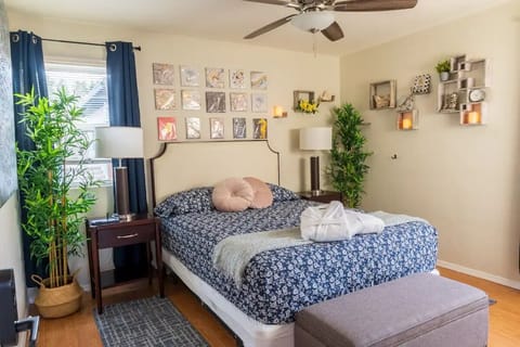 Cozy queen bed with confertable pillows and plenty of closet space, relaxing.