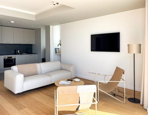 Welcome to Trébeurden! This seaside apartment offers stunning ocean views, direct Tresmeur beach access, a heated indoor pool, and a ping-pong table for added fun. The kitchen is fully fitted and equipped, perfect for preparing delicious meals with family or friends. Relax year-round and enjoy breathtaking sunsets, water activities, and the natural beauty of Brittany. Just minutes from shops, restaurants, and hiking trails, this apartment is the ideal getaway for sea and nature lovers.