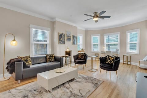 Luxurious and spacious living room