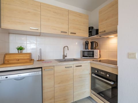 Countertop, Cabinetry, Kitchen Sink, Property, Sink, Tap, Building, Kitchen Stove, Kitchen Appliance, Kitchen