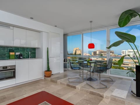 Furniture, Table, Houseplant, Building, Flowerpot, Plant, Chair, Sky, Living Room, Floor