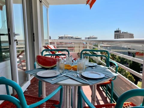 Sky, Table, Furniture, Property, Building, Azure, Chair, Outdoor Furniture, Architecture, Window