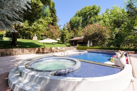 La alberca cuenta con jacuzzi.