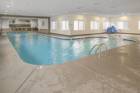Large swimming pool, bring the kids and jump right in!