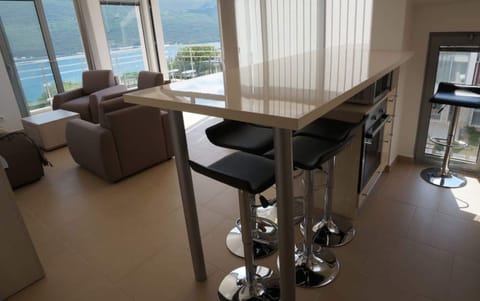 Grand Bar Kitchen table