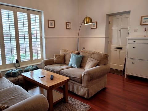 26 Montpellier - Living Room3