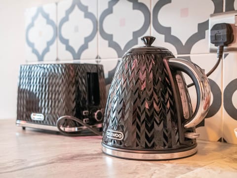 Modern kitchen with dining space – perfect for families and teams