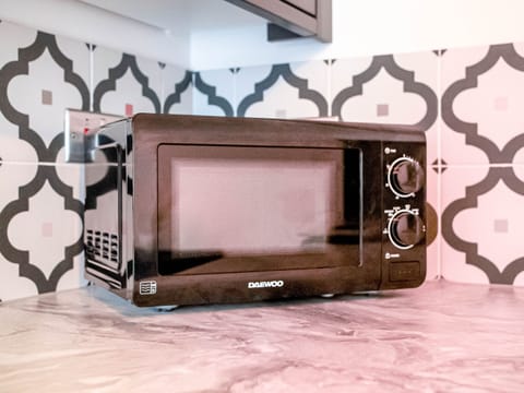 Modern kitchen with dining space – perfect for families and teams