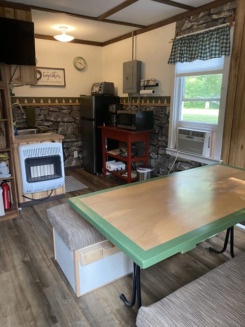 Porcupine Mountain kitchenette and dining area