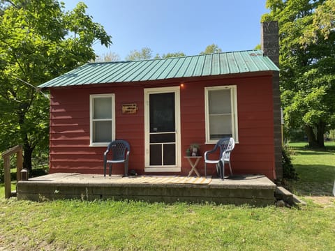 Porcupine Mountain cabin - 2 bedrooms 1/2 bath - sleeps 6