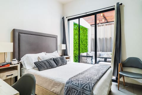 Recamara #2 con cama matrimonial y con acceso a terraza privada