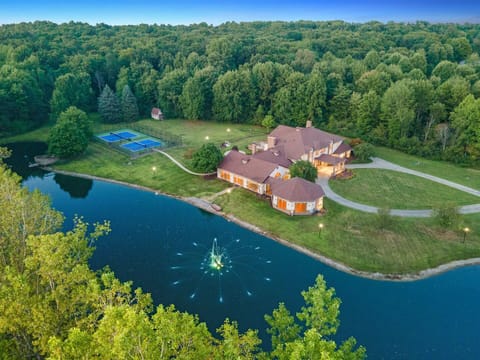 "Our group had the best time at the Medina Mansion! We were there for a bachelorette party and the pond was perfect for just hanging out and relaxing!" — Luisa, June 2024