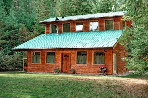 Cedar Cabin near Silverwood Theme Park - Private forest retreat for 5.