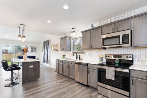 nice open kitchen for preparing meals. 