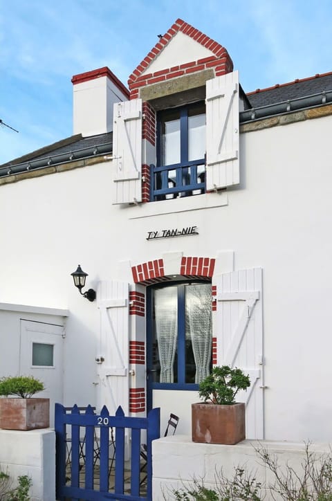 Plant, Sky, Building, Property, Window, Door, Azure, Wood, Architecture