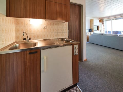 Cabinetry, Countertop, Kitchen Sink, Sink, Wood, Kitchen, Tap, Building, Kitchen Stove, Flooring