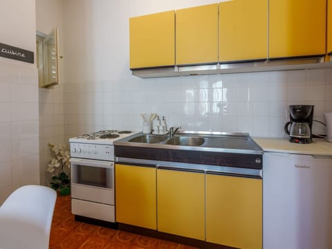 Kitchen Sink, Cabinetry, Sink, Countertop, Property, Tap, Kitchen Appliance, Kitchen, Kitchen Stove, Home Appliance