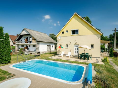 Swimming Pool, Residential Area, House, Resort, Human Settlement, Cottage, Recreation, Leisure, Outdoor Furniture, Backyard