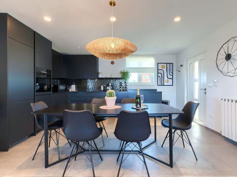 Table, Furniture, Couch, Property, Chair, Building, Interior Design, Kitchen & Dining Room Table, Lighting, Wood