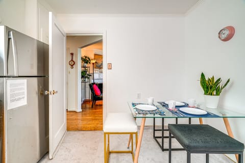 Dining Area | Dishware/Flatware Provided