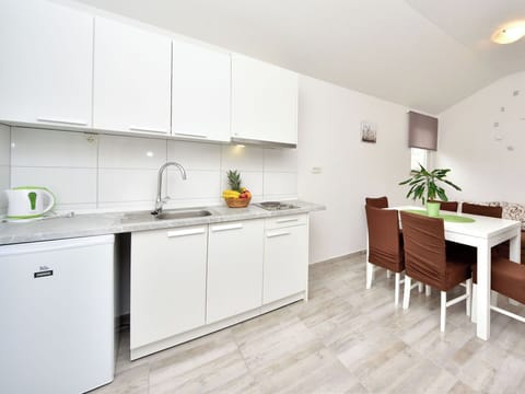 Flooring, Interior Design, Furniture, Floor, Ceiling, Room, Apartment, Chair, Kitchen & Dining Room Table, Countertop