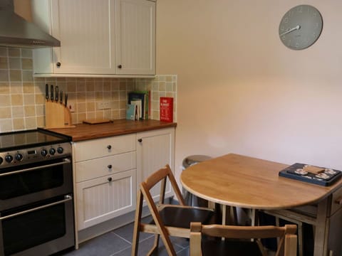 Table, Cabinetry, Furniture, Property, Building, Chair, Wood, Interior Design, Drawer, Kitchen Stove