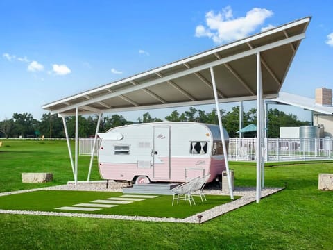 Glamping enthusiasts and all lovers of vintage decor will feel right at home in Miss Lottie, a 1961 Shasta that's part of the Palm Springs-inspired Blue Skies Retro Resort.