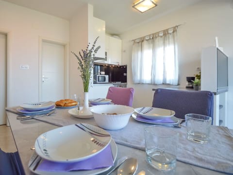 Table, Tableware, Furniture, Property, Dishware, Interior Design, Picture Frame, Chair, Plate, Wood