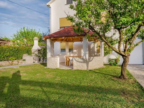 Plant, Building, Sky, Window, Tree, Land Lot, House, Grass, Cloud, Residential Area
