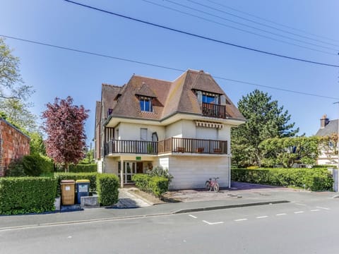 Sky, Plant, Building, Property, Window, Tree, House, Road Surface, Land Lot, Asphalt