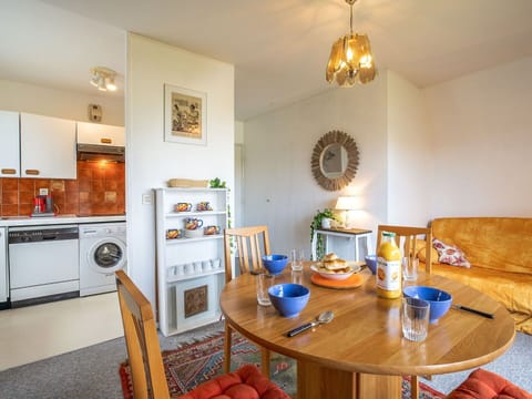 Table, Furniture, Property, Kitchen Appliance, Wood, Picture Frame, Lighting, Gas Stove, Tableware, Orange