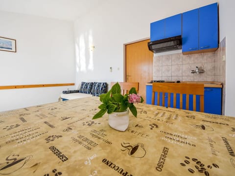Wood, Interior Design, Architecture, Plant, Flooring, Rectangle, Floor, Table, Paint, Building