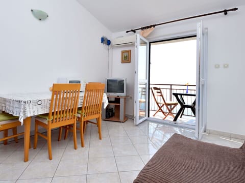 Property, Furniture, Table, Building, Window, Window Blind, Wood, Interior Design, Chair, Flooring