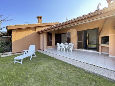 Sky, Property, Furniture, Building, Plant, Outdoor Bench, Shade, Interior Design, Outdoor Furniture, Land Lot