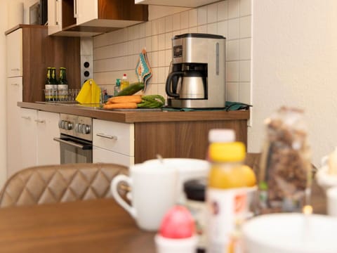 Kitchen Appliance, Interior Design, Small Appliance, Countertop, Kitchen, Furniture, Tableware, Major Appliance, Room, Cabinetry