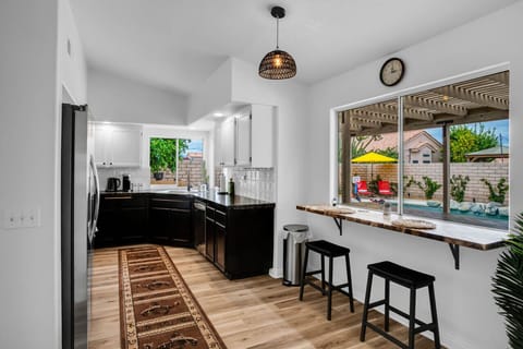 Kitchen & indoor - outdoor bar