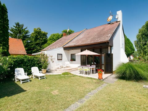Sky, Plant, Property, Building, Tree, House, Land Lot, Cottage, Grass, Window