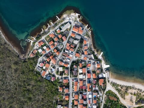 Body Of Water, Bird'S-Eye View, Coast, Residential Area, Aerial Photography, Coastal And Oceanic Landforms, Sea, Human Settlement, Suburb, Shore